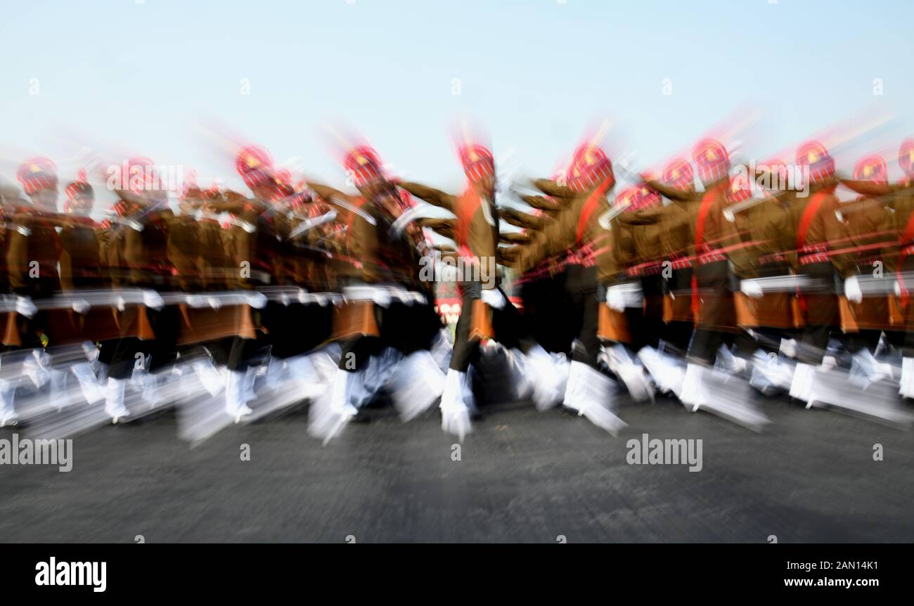 New Delhi, India. 15th Gen 2020. I soldati indiani dell'esercito marciano durante la parata di giorno dell'esercito a Nuova Delhi, India, 15 gennaio 2020. Credito: Partha Sarkar/Xinhua/Alamy Live News Foto Stock