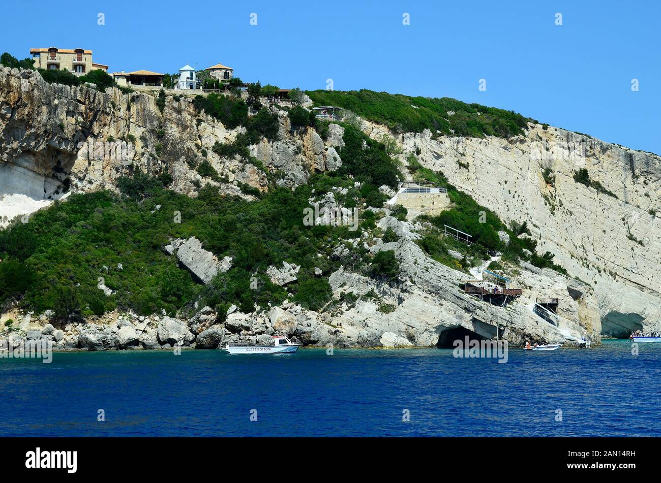 Agia Nikolaos, Grecia - 25 Maggio 2016: persone non identificate e barche su grotte intorno a capo Skinari sull'isola di Zante Foto Stock