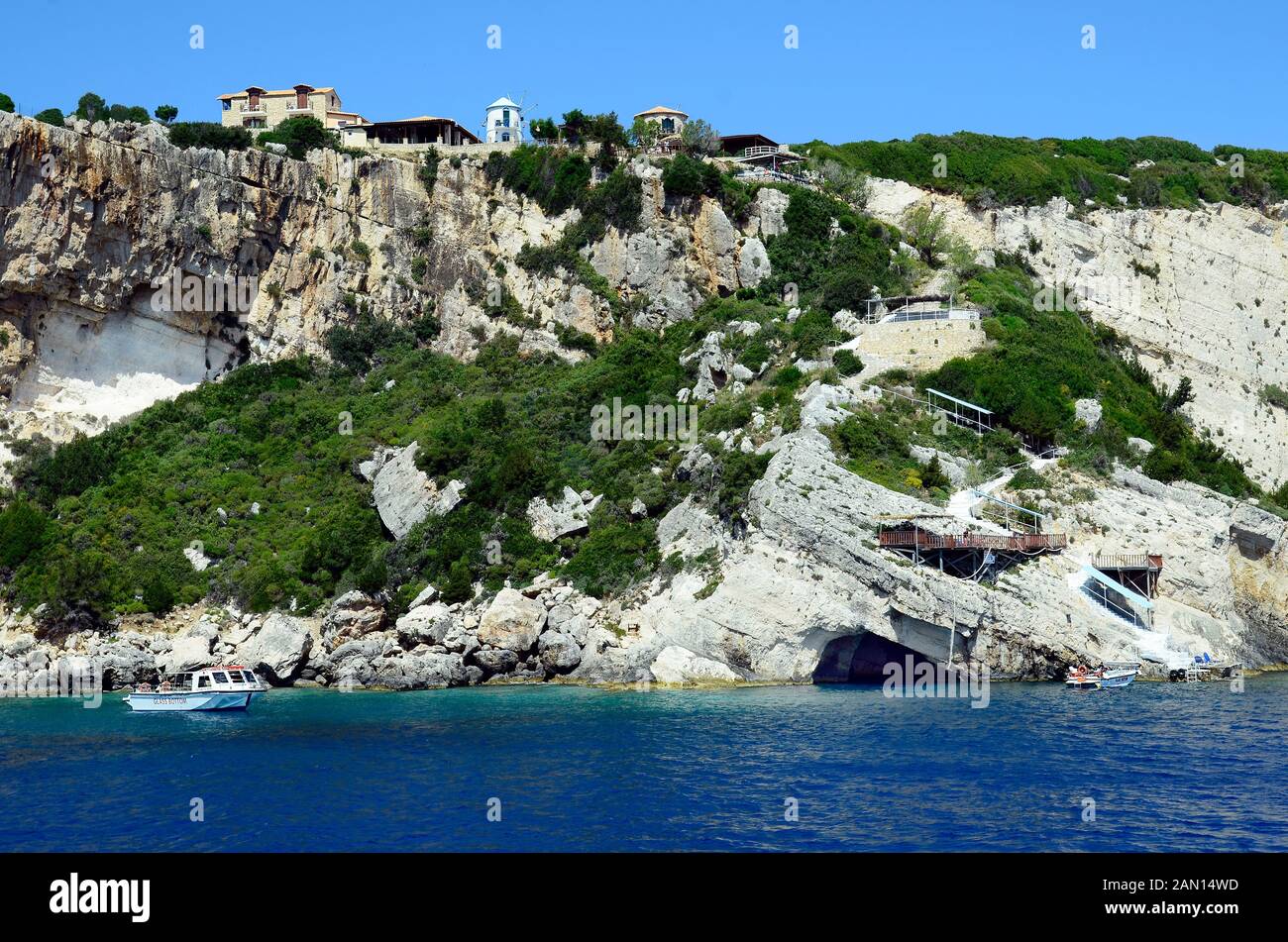 Agia Nikolaos, Grecia - 25 Maggio 2016: persone non identificate, barca e grotte intorno a capo Skinari sull'isola di Zante Foto Stock