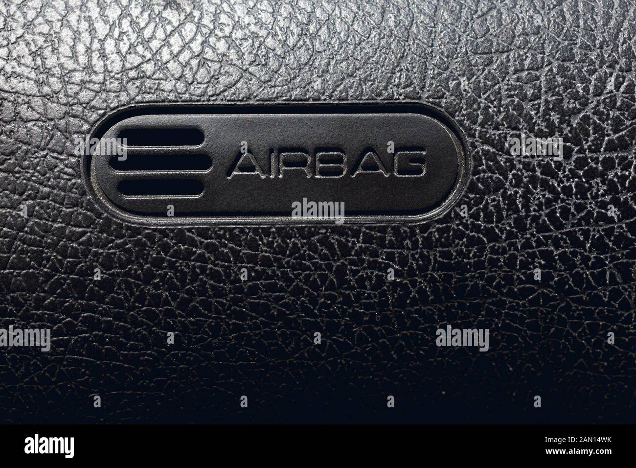 Chiudere l immagine della texture in pelle cruscotto di automobile e airbag. Immagine concettuale della tecnologia e smart auto Foto Stock