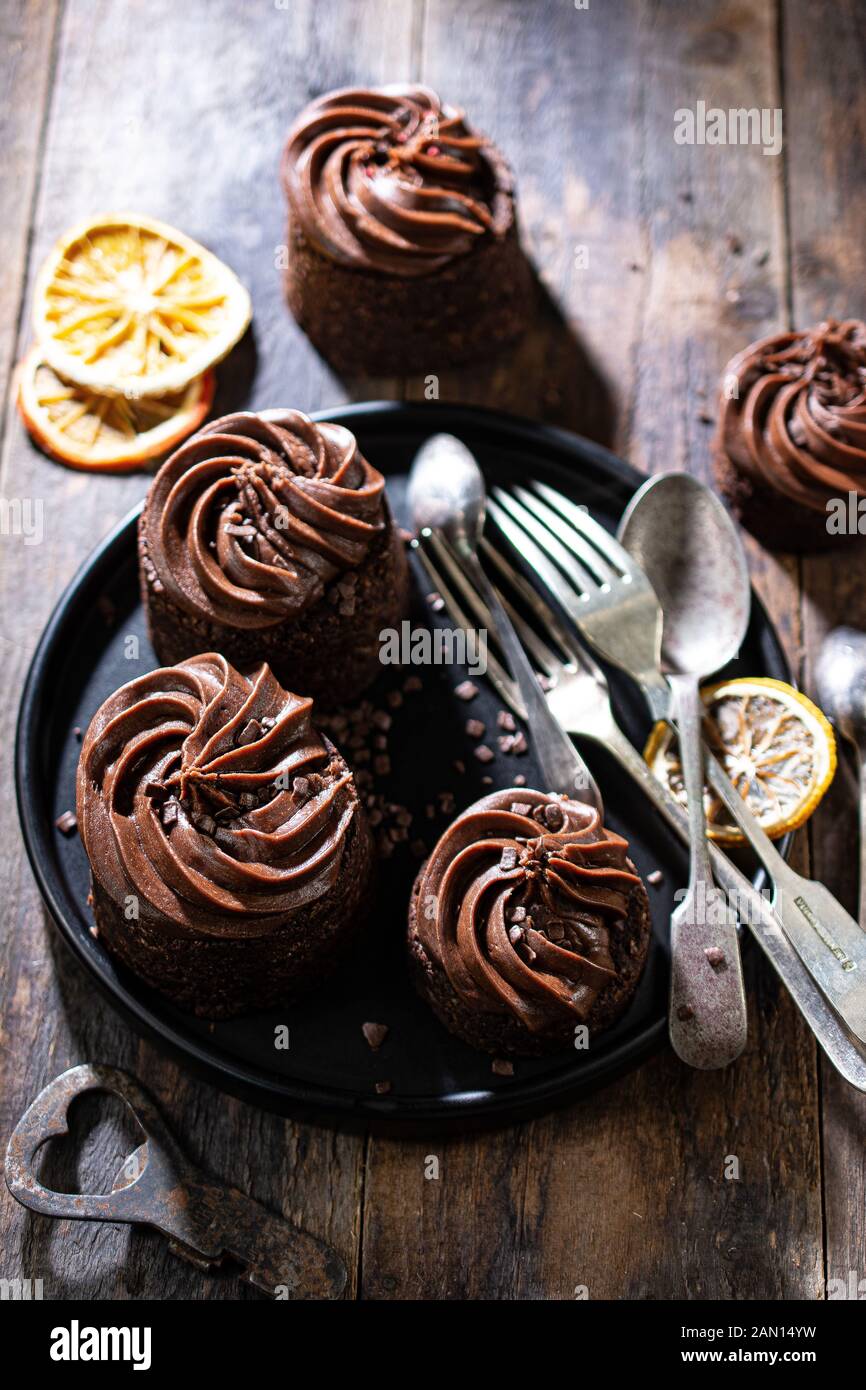 Tortini di cioccolato con noci e panna.Foto scattata in anticipo.il cibo sano e dessert.in stile vintage Foto Stock