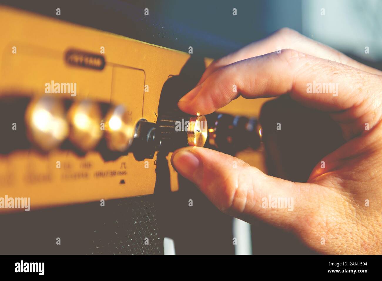 Chitarrista a mano e amplificatore per chitarra dettaglio.Ingegneria del suono e produzione musicale.Strumenti musicali e registrazione. Foto Stock Chitarrista a mano e amplificatore per chitarra dettaglio.Ingegneria del suono e produzione musicale.Strumenti musicali e registrazione. Foto Stock