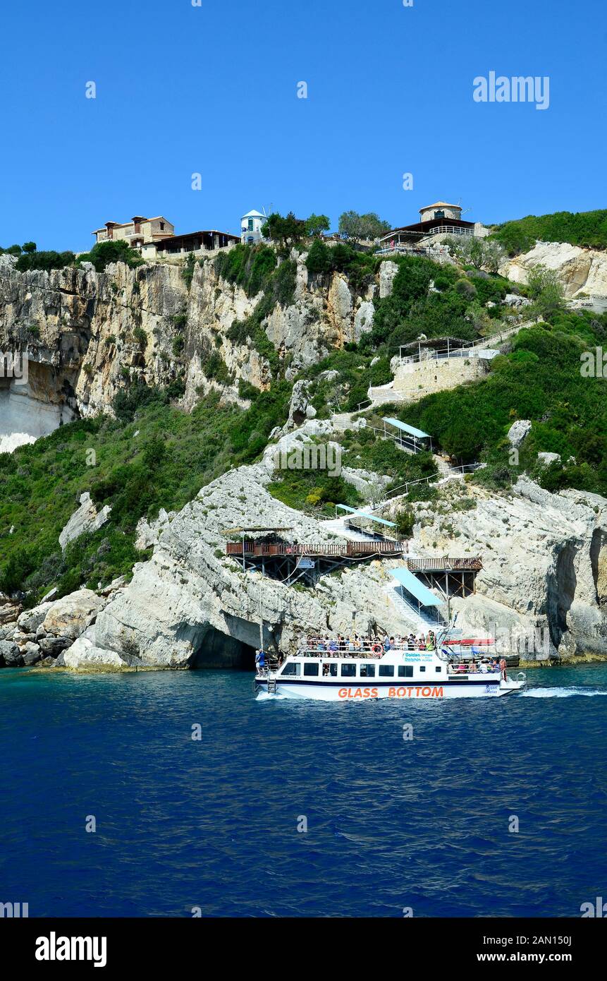 Agia Nikolaos, Grecia - 25 Maggio 2016: persone non identificate sulla barca e grotte intorno a capo Skinari sull'isola di Zante Foto Stock