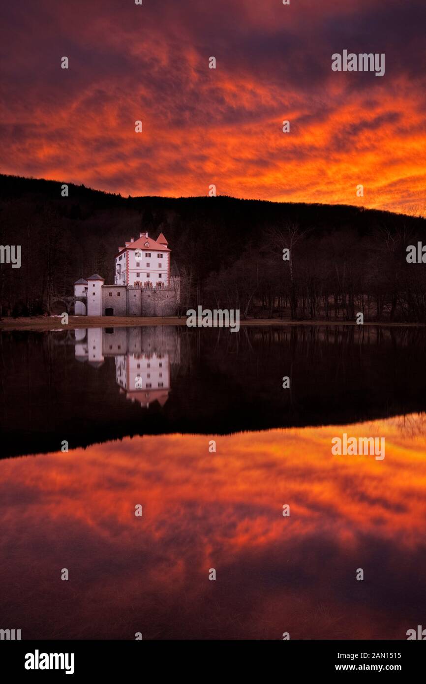 Il castello di Sneznik riflessa in inverno inondazione, vicino Kozarisce, Notranjska, Slovenia Foto Stock