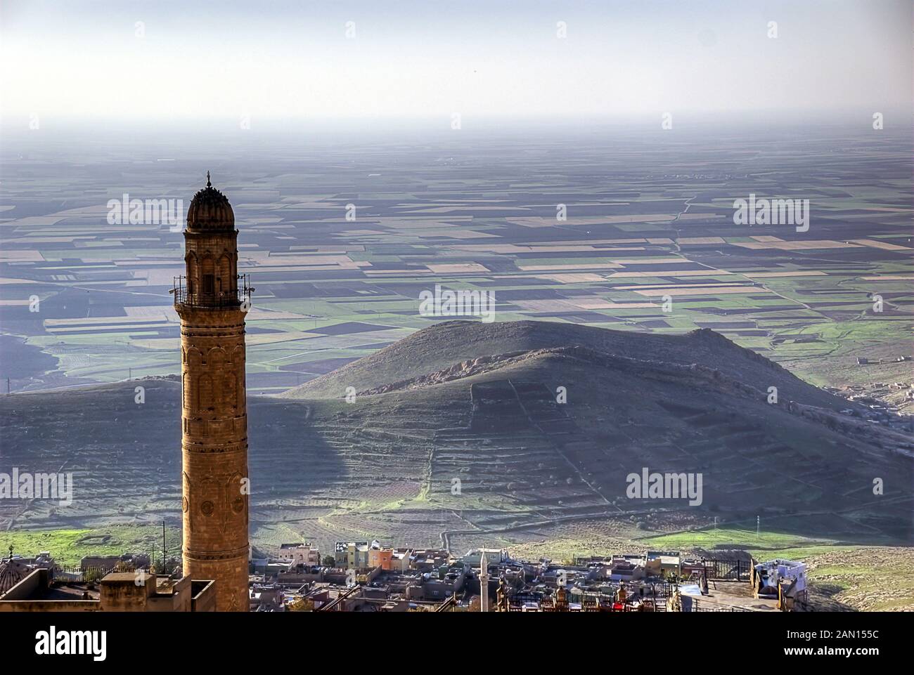 La famosa Moschea "Ulu Cami minareto.' Cupola di Zinciriye Medrese, Mardin, a sud est della Turchia Foto Stock
