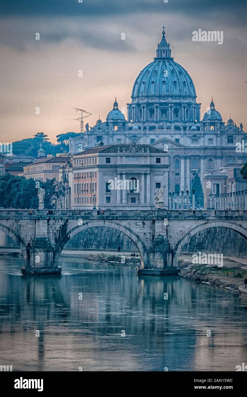 Un'immagine classica del Vaticano dal fiume Tevere. Foto Stock