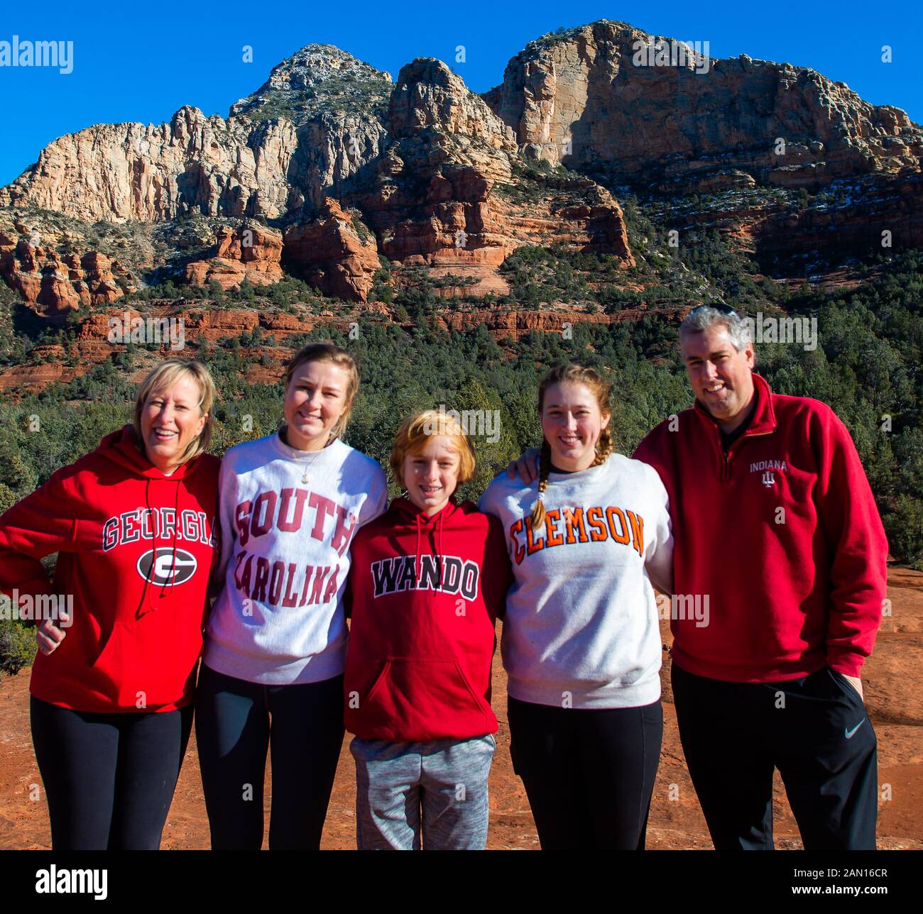 Foto di famiglia da Sedona, Arizona, con tour sulle rocce rosse. Foto Stock