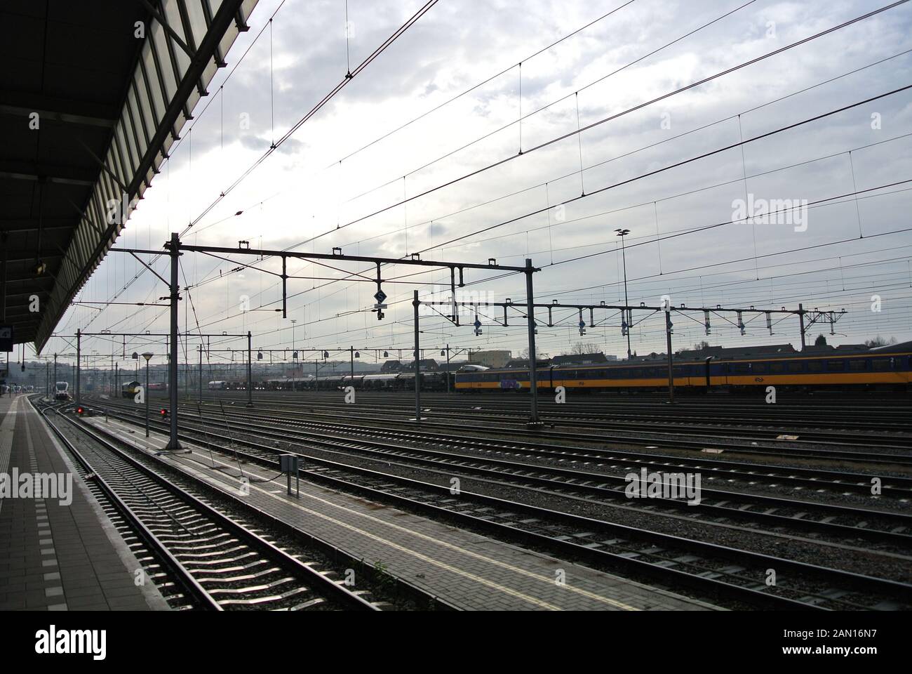 Panoramica di un cantiere di smistamento ferroviario, Venlo, Paesi Bassi. Con i treni passeggeri e merci in attesa nei binari. Foto Stock