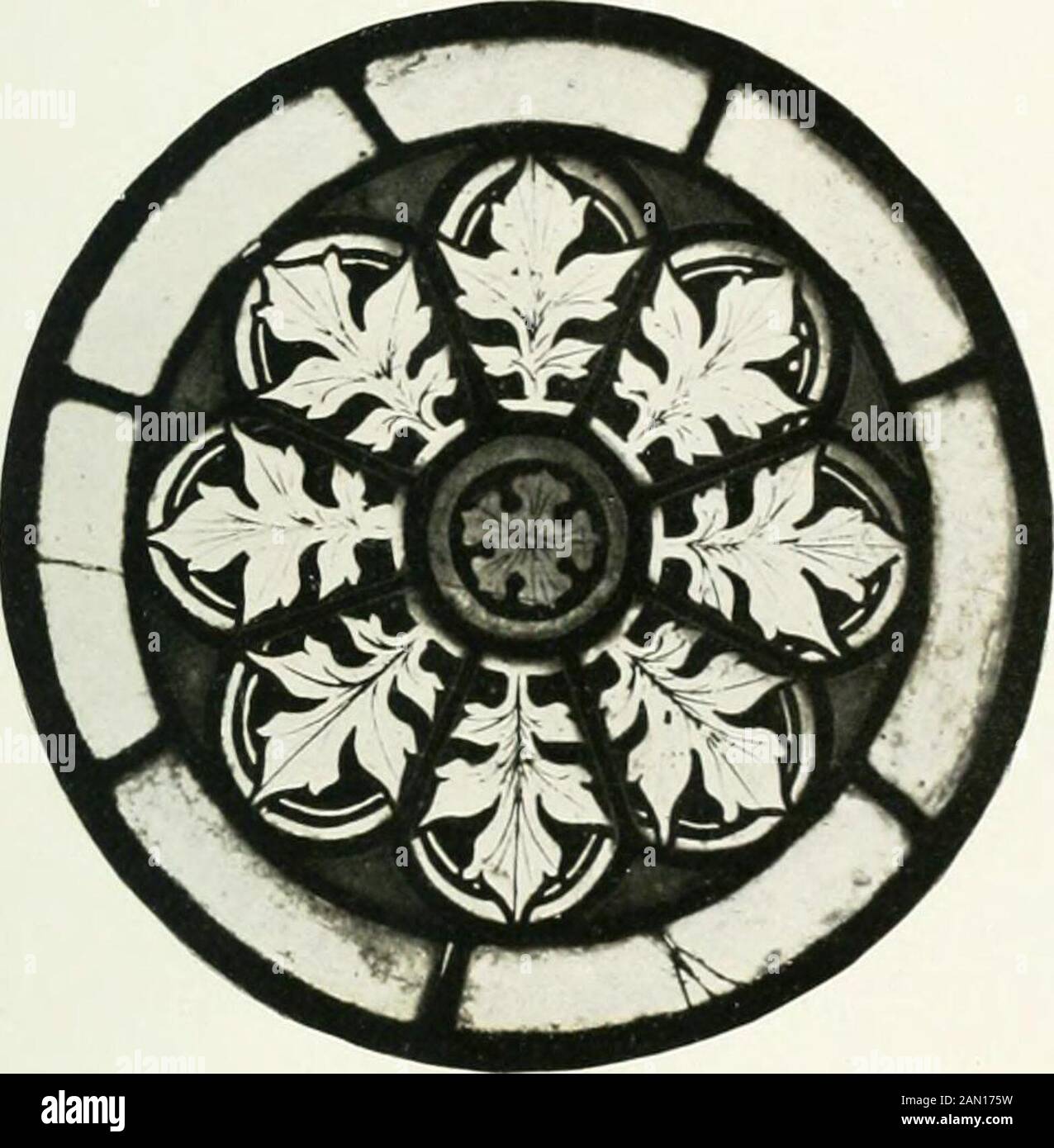 Schwäbische Glasmalerei . gen: Mit Nr. 11 und 12 wahrscheinlich aus derselben Werkstatt. Schwäbisch, 1300 - 1350. 11. Frammento einer vierpaßartigen Maßwerkfüllung. In der Mitte, WO vier Kreiseeinander berühren, befindet sich eine kleine rote Rosette, mit Blattornamentent ausgefüllt.In die von den einzelnen Kreisengegenseitig überschnittenen Flächensind kleine Stücke blaues Glas ein-gesetzt. In jedem Kreis ein stili-siertes Efeublatt. (Vergl. Kunstge-schichtliches S. 3.) Maß: 10,5 cm Durchmesser. Technik: Hüttenglas. Erhaltung: Ein Blatt ist mitaltem Glas restauriert. Erwerbung: Unbekannt. Bemerkung Foto Stock