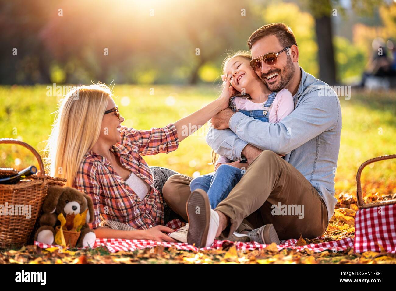 Famiglia sorridente picnic nel parco.si stanno divertendo in natura.L'Amore,natura e concetto di felicità. Foto Stock