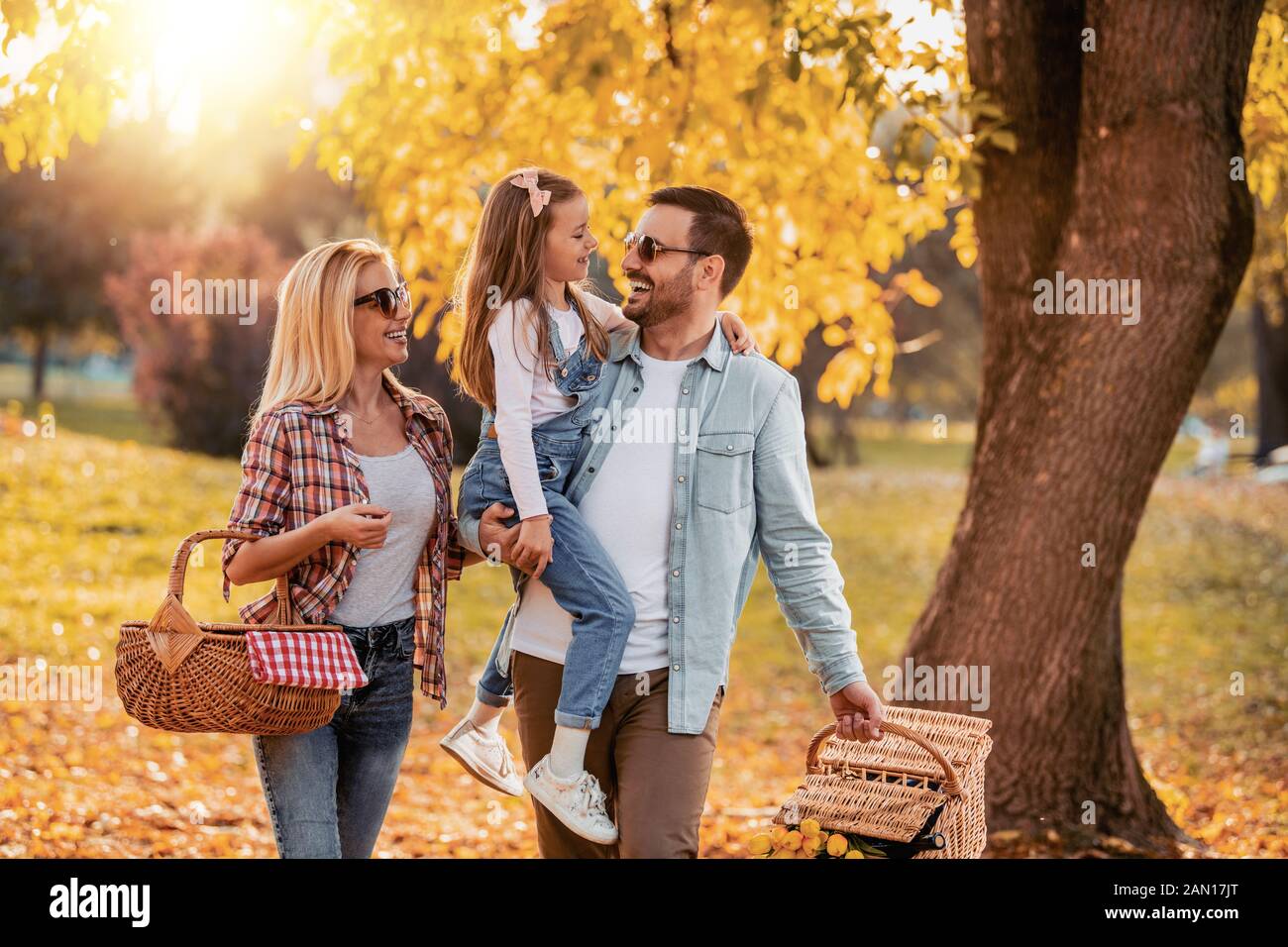 Famiglia sorridente picnic nel parco.si stanno divertendo in natura.L'Amore,natura e concetto di felicità. Foto Stock