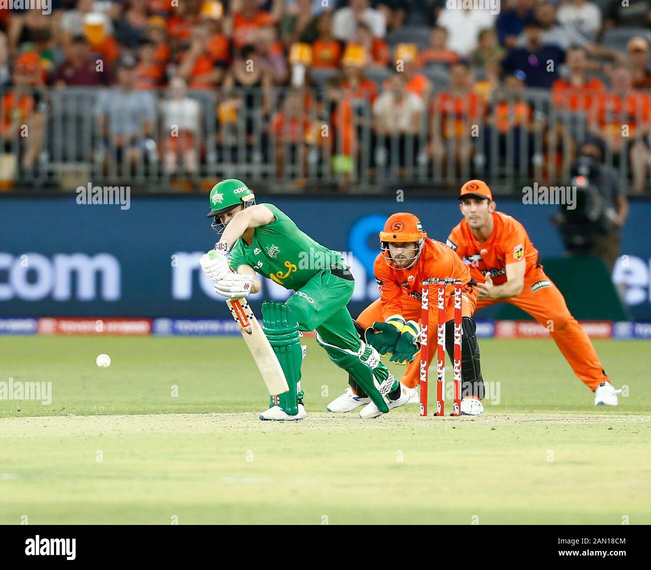 15th gennaio 2020; Optus Stadium, Perth, Australia Occidentale, Australia; Big Bash League Cricket, Perth Scorchers contro Melbourne Stars; Marcus Stoinis of the Melbourne Stars gioca un colpo difensivo durante i suoi innings - uso editoriale Foto Stock