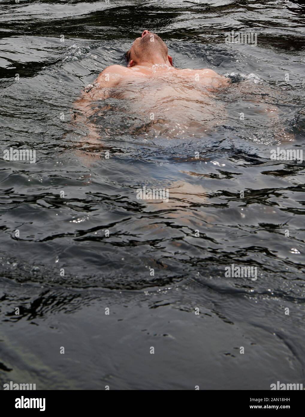 Un uomo giocando in acqua. Foto Stock