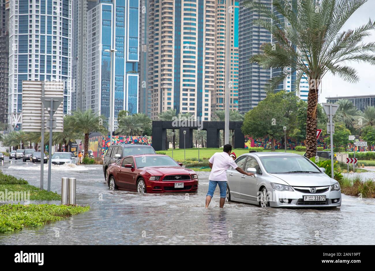 Dubai, Emirati Arabi Uniti, 11th Gennaio 2020: Strade allagate di Jumeirah dopo un pesante acquazzone Foto Stock