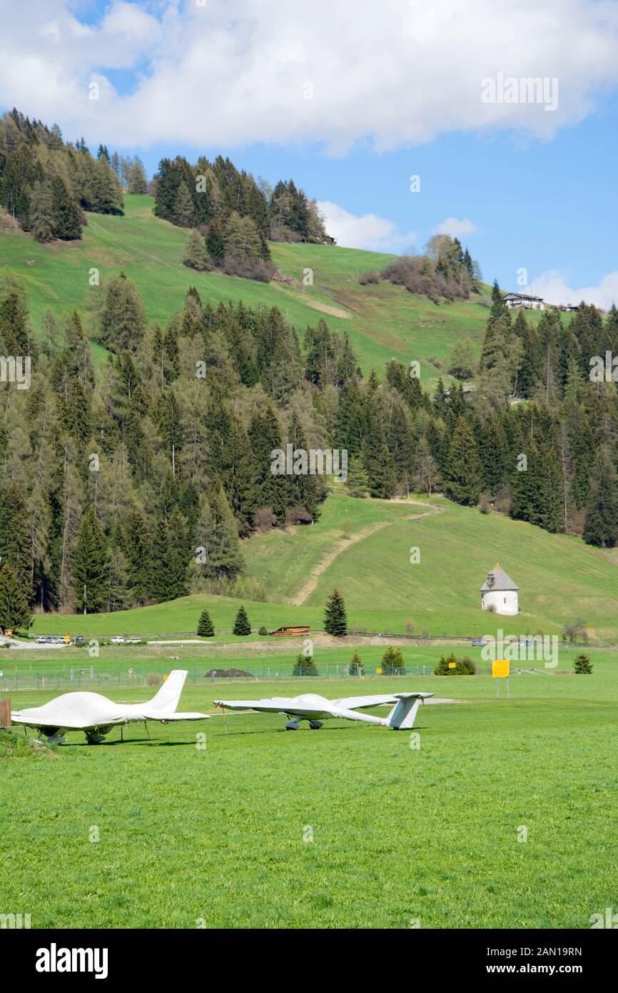 Alianti parcheggiati in campo fuori dalla città di Toblach / Dobbiaco in Alto Adige, Italia Foto Stock