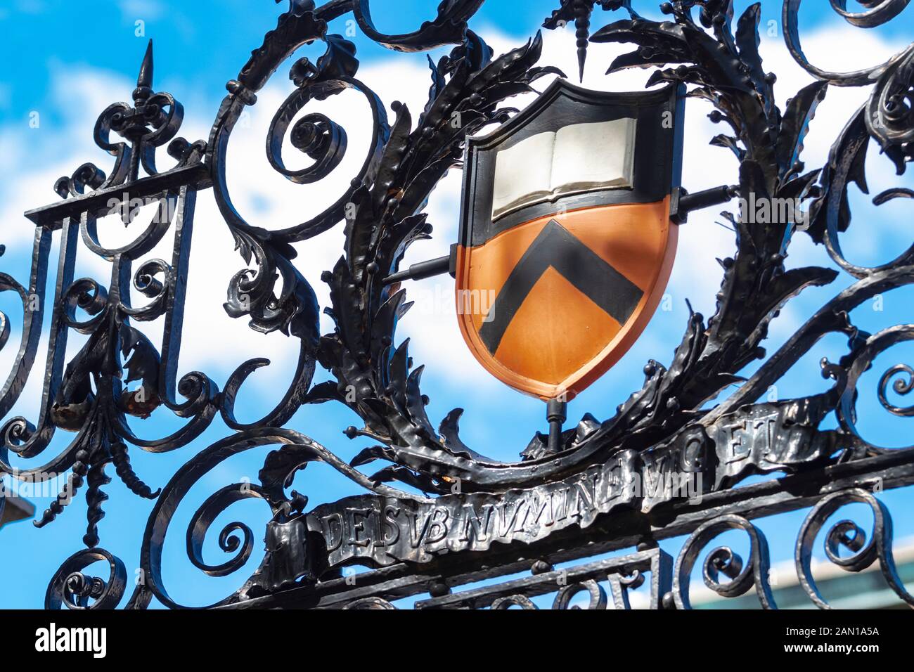 Il Princeton University Shield su una cancellata in ferro battuto del campus Foto Stock