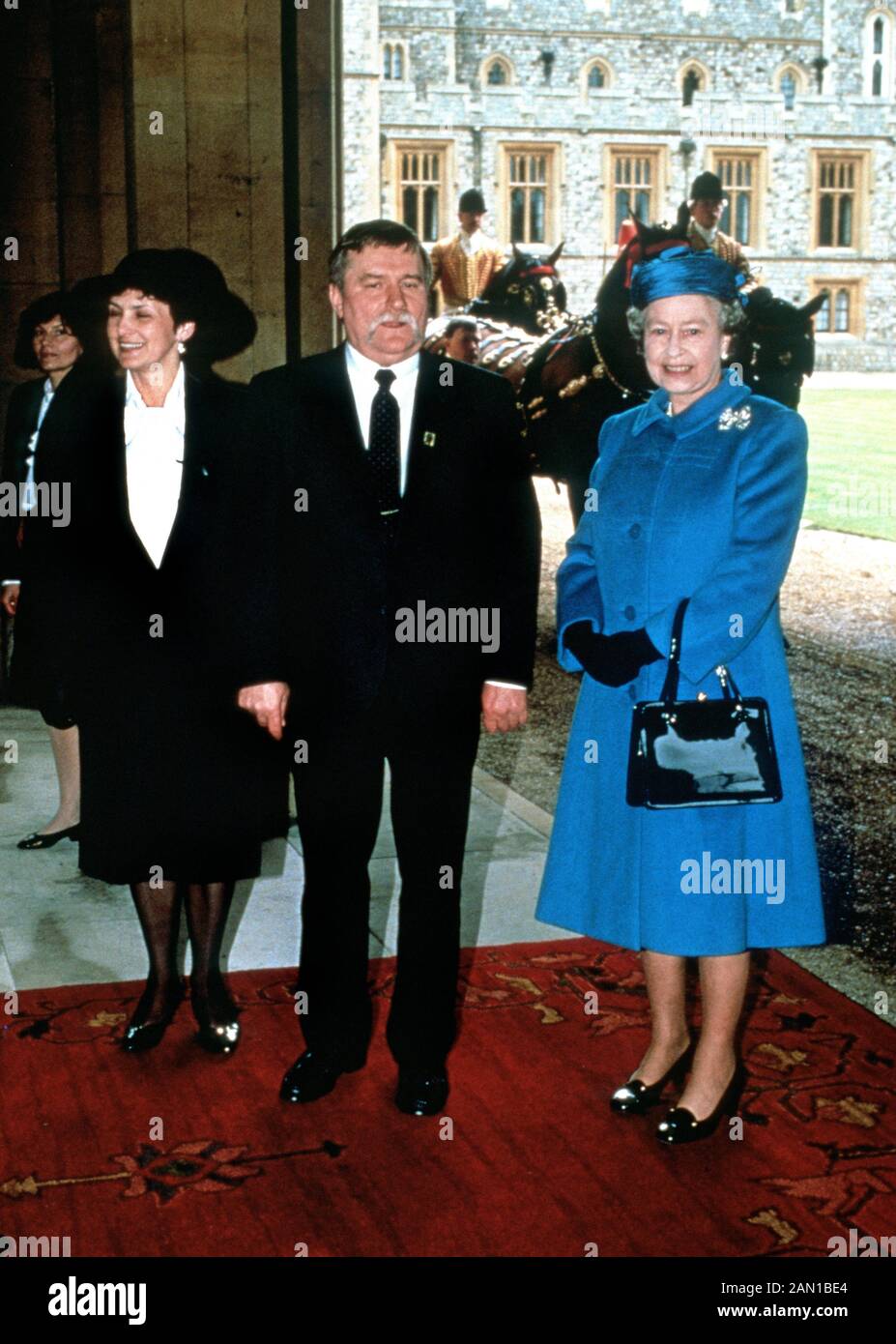 Lech Wałęsa e sua moglie Danuta Gołoś (a sinistra) sono accolti dalla regina Elisabetta II al loro arrivo al Castello di Windsor durante la loro visita di Stato. Foto Stock