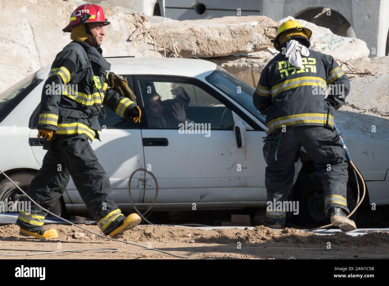 Zikim, Israele. 15th gennaio 2020. I primi soccorritori israeliani dispiegano e perforano le conseguenze di un grave terremoto in un'area urbana nel quadro della 6th Conferenza internazionale sulla preparazione e la risposta alle emergenze (IPRED VI) alla base dei comandi Home Front Command dell'IDF. La conferenza ha ospitato circa 1.000 soccorritori di emergenza da organizzazioni civili e militari provenienti da 37 paesi. Credito: Nir Alon/Alamy Live News. Foto Stock