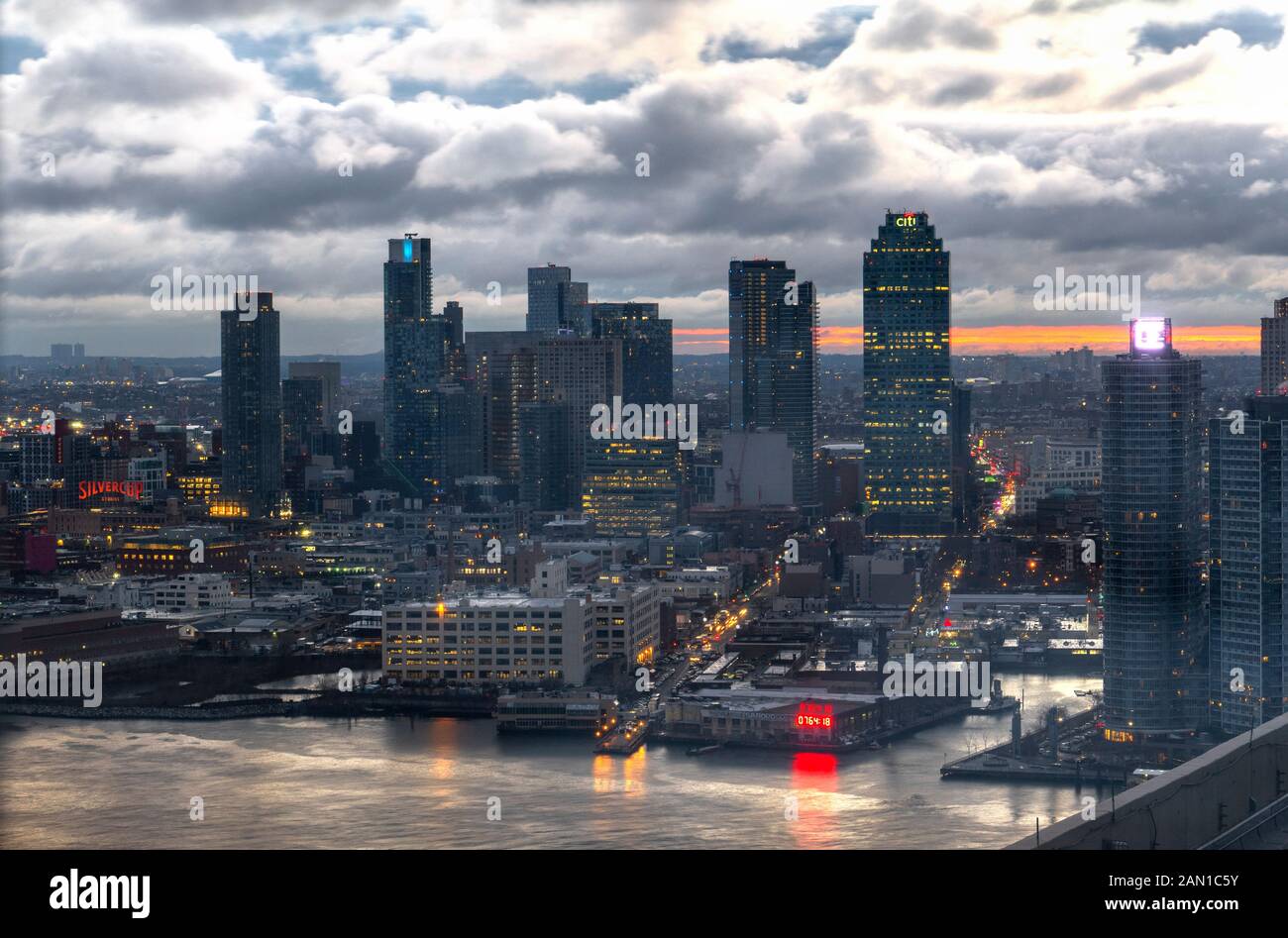 Il sole della mattina presto sorge sui grattacieli di Long Island City, New York City, Stati Uniti d'America 2018. Foto Stock