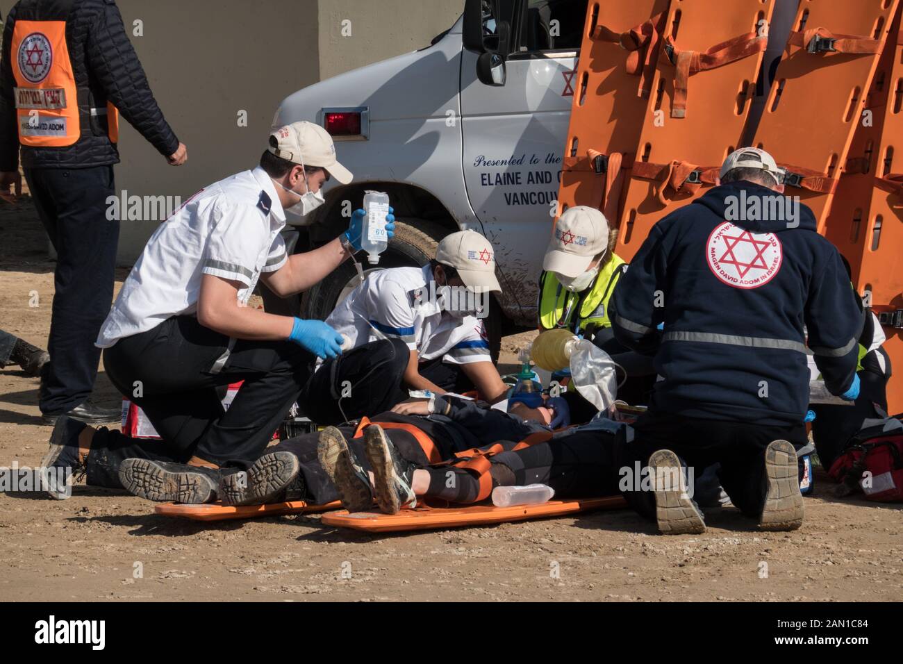 Zikim, Israele. 15th gennaio 2020. I primi soccorritori israeliani dispiegano e perforano le conseguenze di un grave terremoto in un'area urbana nel quadro della 6th Conferenza internazionale sulla preparazione e la risposta alle emergenze (IPRED VI) alla base dei comandi Home Front Command dell'IDF. La conferenza ha ospitato circa 1.000 soccorritori di emergenza da organizzazioni civili e militari provenienti da 37 paesi. Credito: Nir Alon/Alamy Live News. Foto Stock