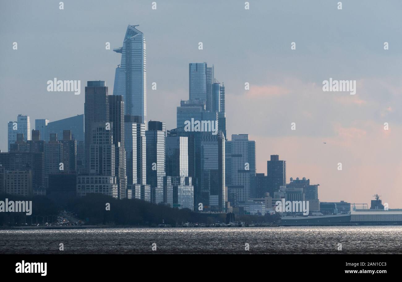 La skyline mozzafiato di nuovi cantieri Hudson grattacieli, affacciato sul fiume Hudson, Manhattan, New York City, Stati Uniti d'America 2018. Foto Stock