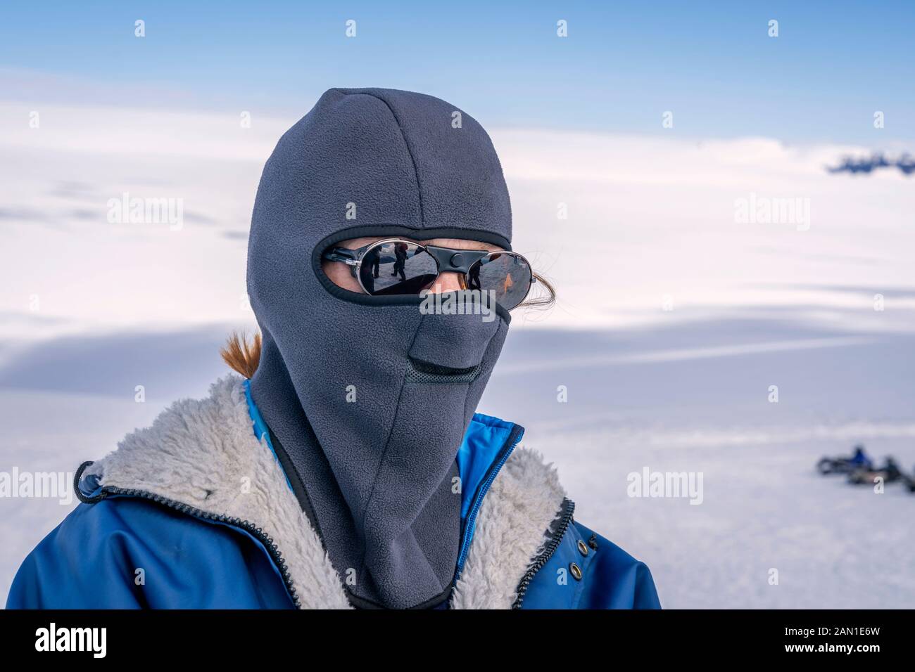 Scienziato che indossa un equipaggiamento protettivo, la spedizione primaverile della società Glaciologica, ghiacciaio Vatnajokull, Islanda Foto Stock