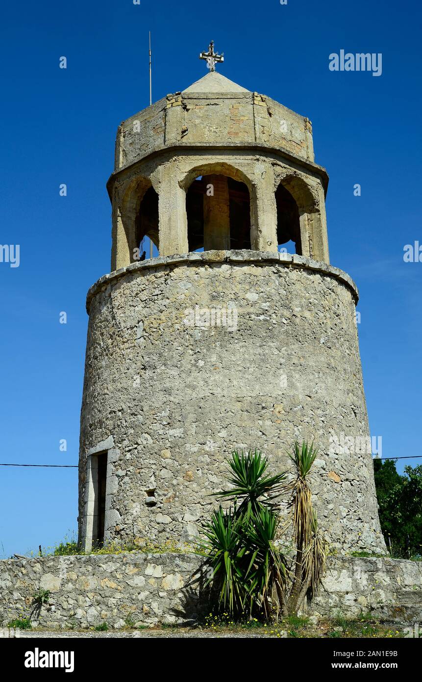 La Grecia, l'isola di Zante, vecchia torre campanaria nel villaggio di montagna Agios Leon Foto Stock