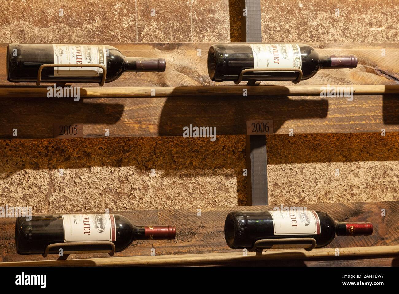 Storiche annate di Shiraz esposte in vasche sotterranee di cemento, vigneti di Zandvliet, Ashton, Robertson Wine Valley, Western Cape Winelands, Foto Stock