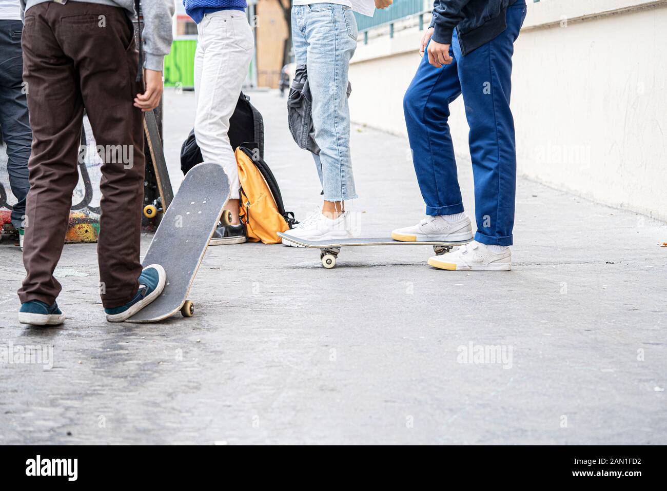 Amici con skateboard Foto Stock