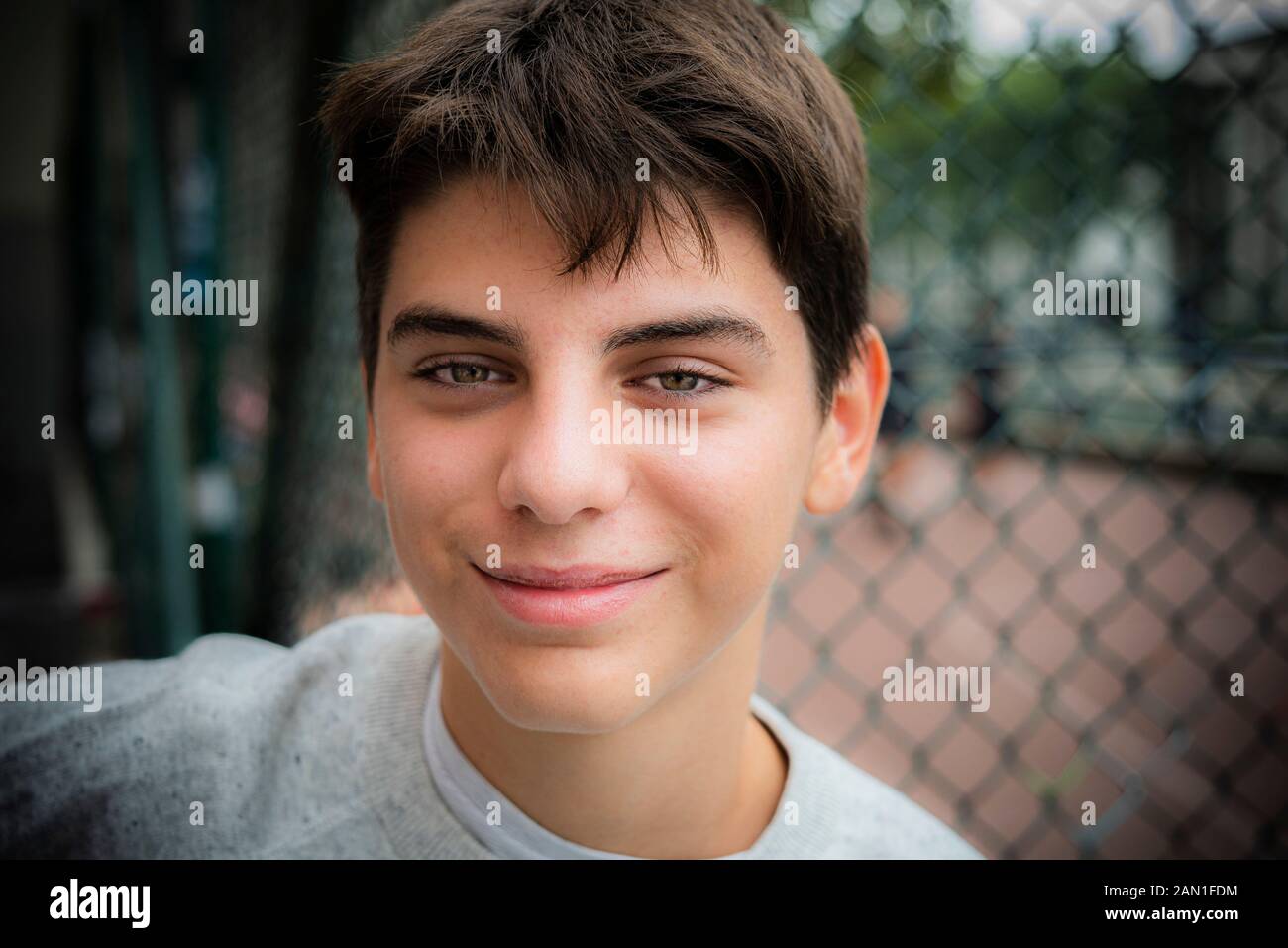 Primo piano di sorridente ragazzo adolescente Foto Stock