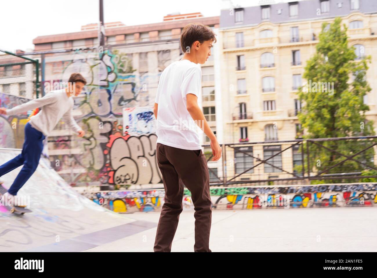 Ragazzi adolescenti skateboard all'aperto Foto Stock