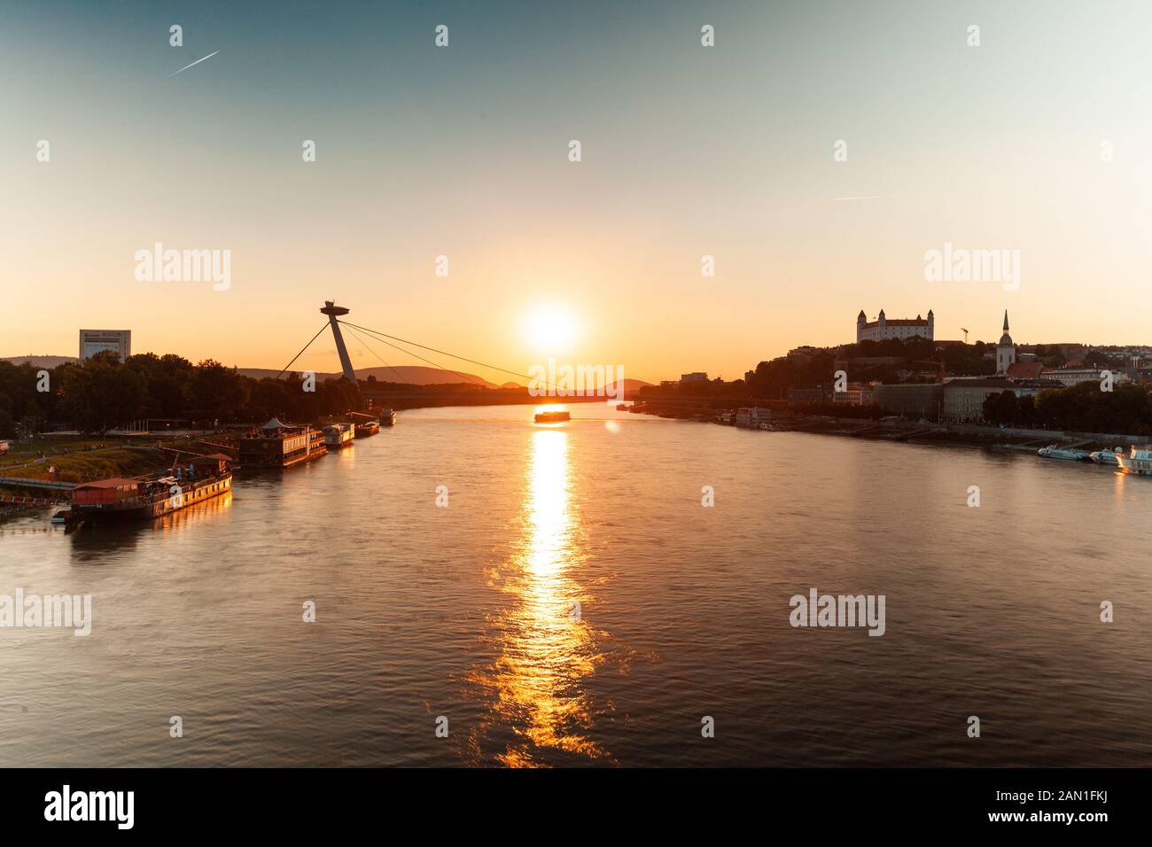 Vista sul ponte UFO al tramonto Foto Stock