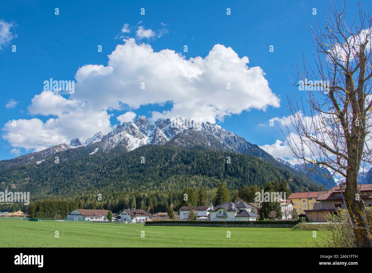 Vista sulle montagne innevate e sugli alberi di Tobbiach/Dobbiaco, nel Tirolo meridionale Foto Stock