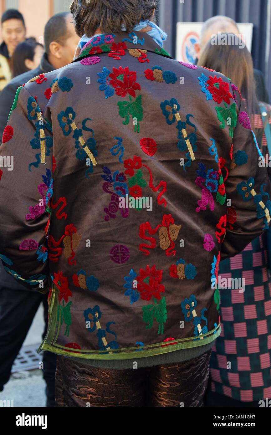 Milano, ITALIA - 11 GENNAIO 2019: Uomo con giacca in raso marrone con design floreale orientale prima dello spettacolo di moda Marni, Street style Milan Fashion Week Foto Stock