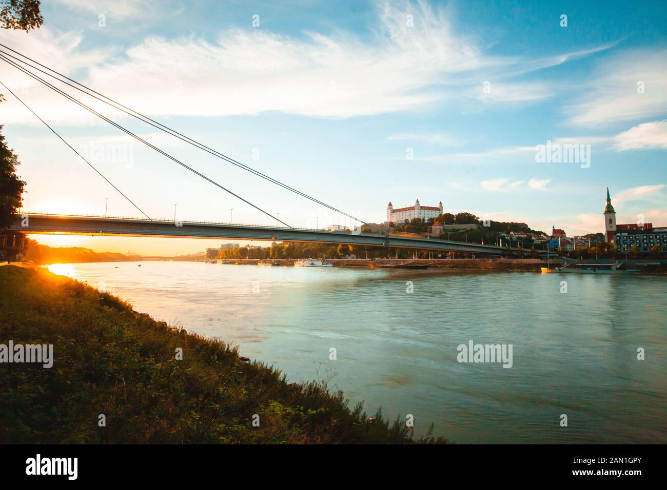 Vista sul ponte UFO sul Danubio Foto Stock