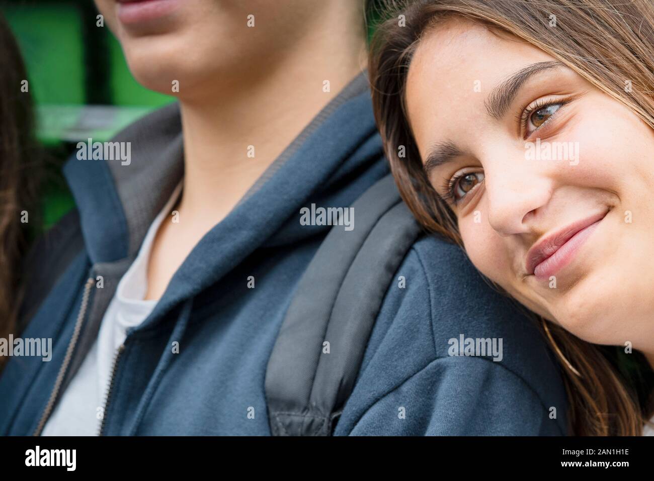 Ragazza adolescente appoggiata alla spalla dell'amico Foto Stock