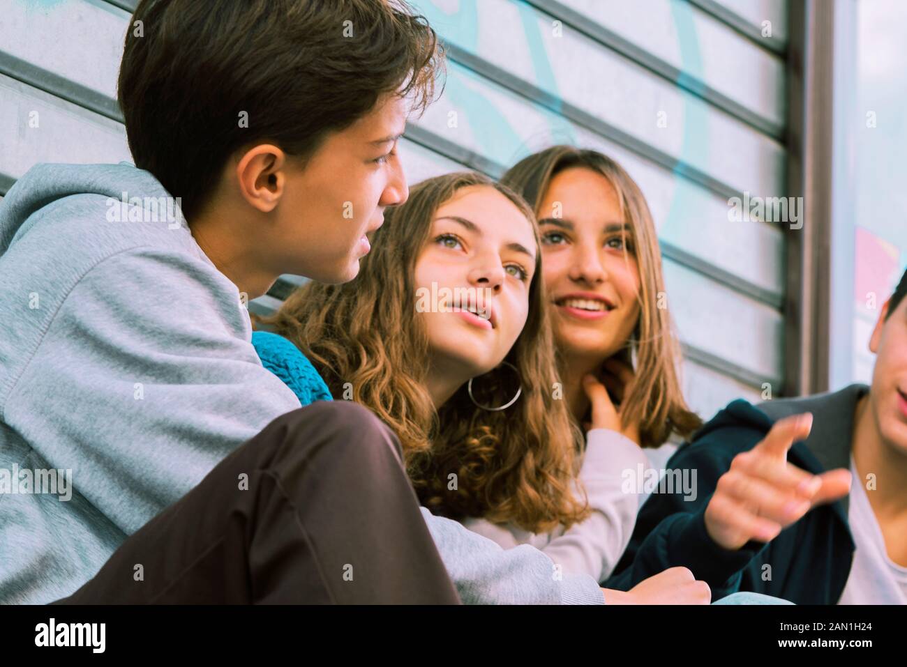 Amici adolescenti che parlano all'aperto Foto Stock