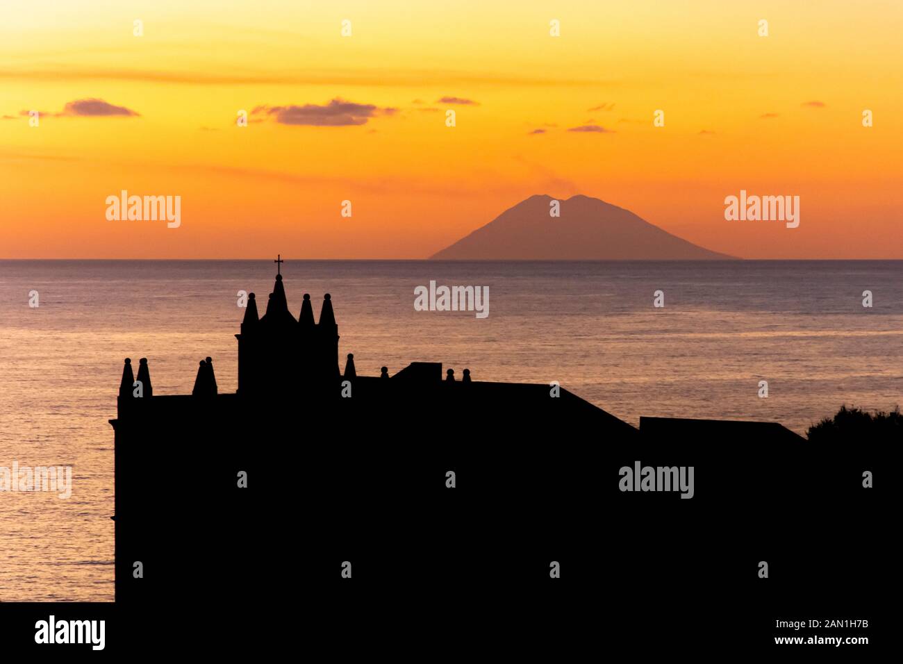 Tropea in Calabria, Italia: tramonto con il vulcano Stromboli e la chiesa di Santa Maria dell'Isola, shrineon medievale la parte superiore di un piccolo isolotto Foto Stock