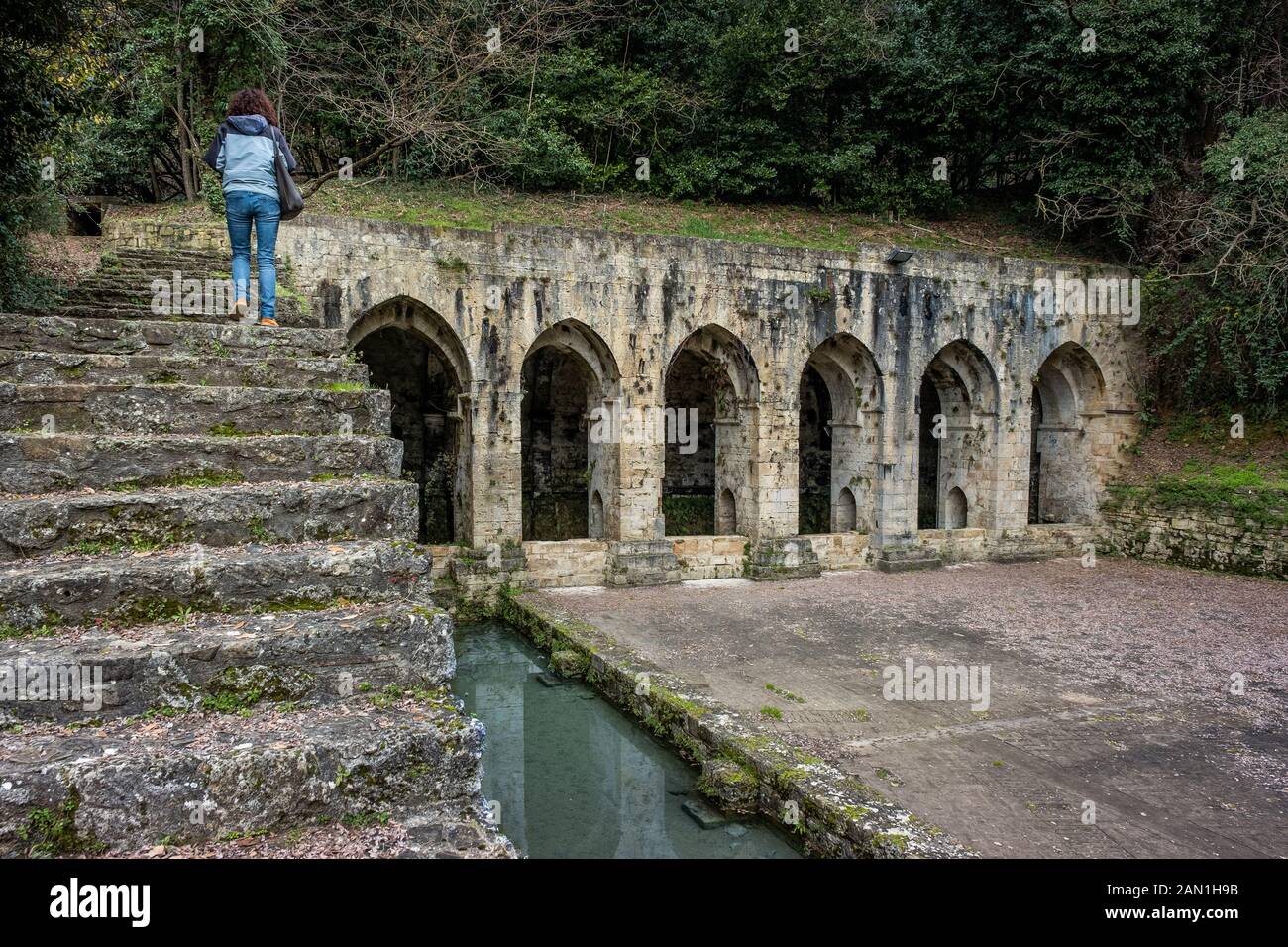 La Fonte delle Fate è una fontana pubblica si trova a Poggibonsi, in provincia di Siena. Costruito intorno alla seconda metà del XIII secolo da th Foto Stock