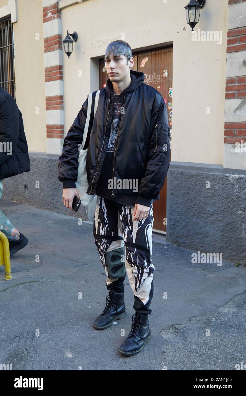 Milano, ITALIA - 11 GENNAIO 2019: Modello top con bomber nero e pantaloni  neri e bianchi prima della sfilata Marni, via Milano Fashion Week Foto  stock - Alamy