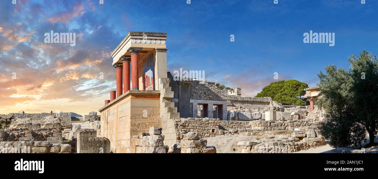 Panorama dell'ingresso nord del Minoan Propylaeum con la sua riacquisizione di tori dipinti, il sito archeologico del Palazzo di Cnosso, Creta. Al tramonto. Foto Stock