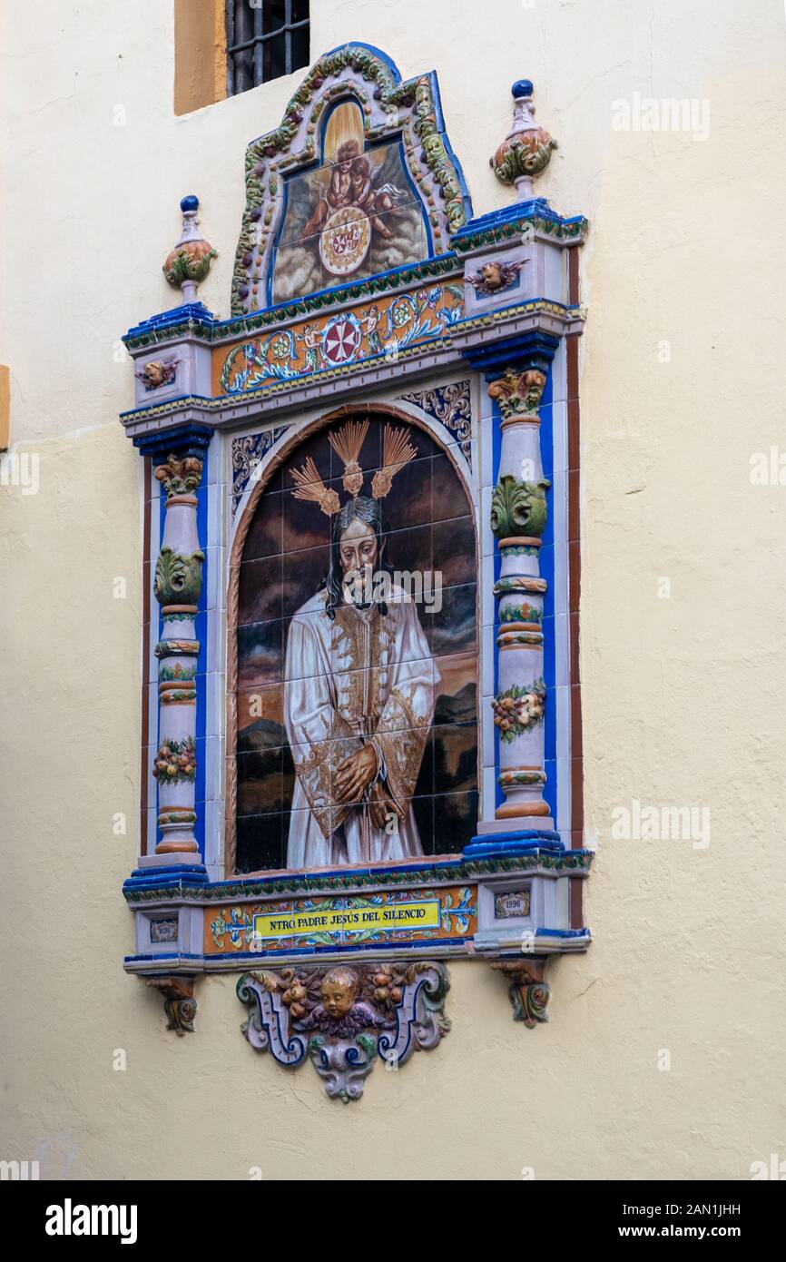 Un tradizionale di placca in piastrelle sulla parete del xviii secolo Iglesia de San Juan de la Palma in Calle Feria, Siviglia. Foto Stock
