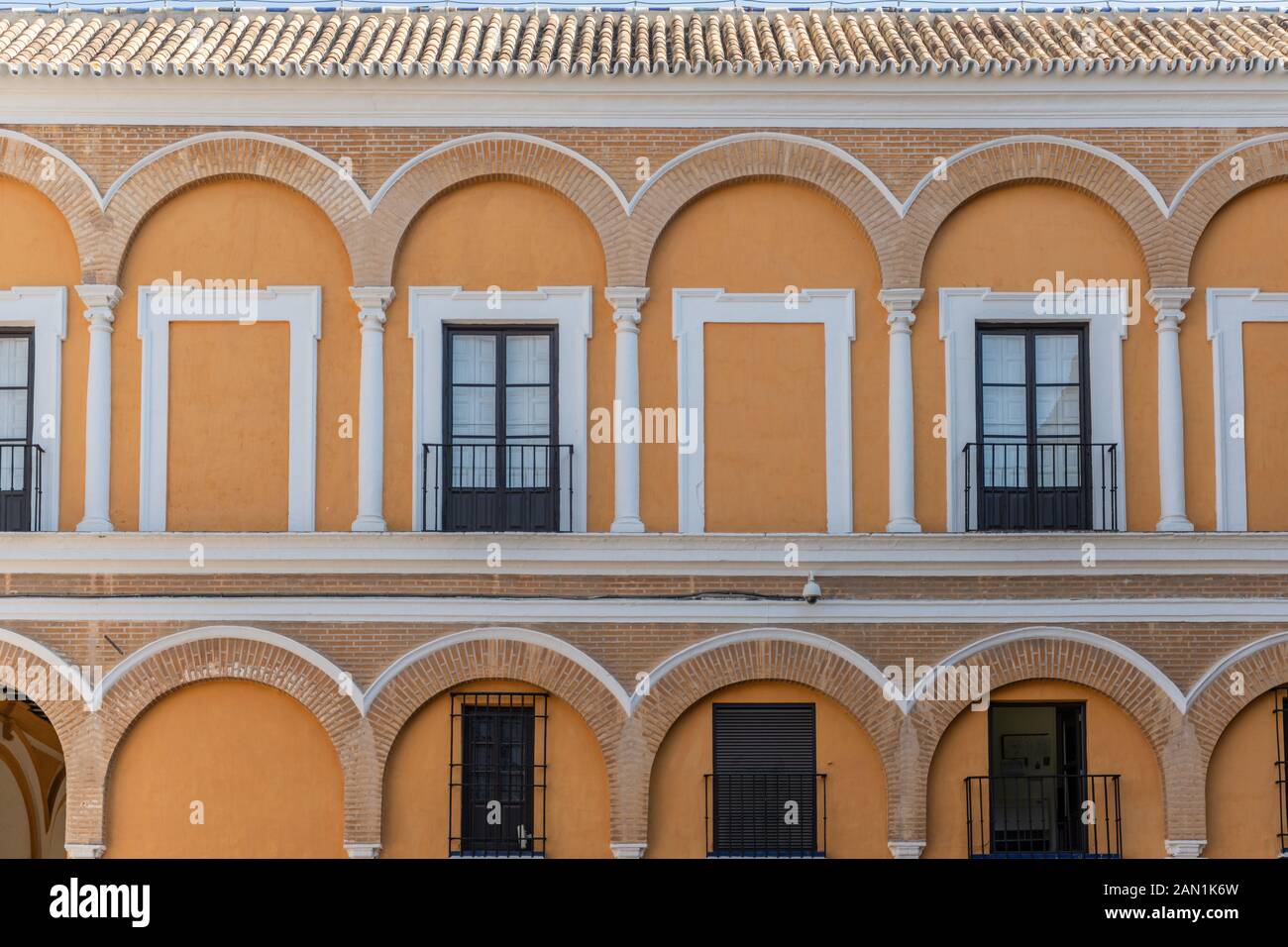Gli archi e le finestre del nord la parete orientale del Patio de la Monteria nel Real Alcazar di Siviglia Foto Stock