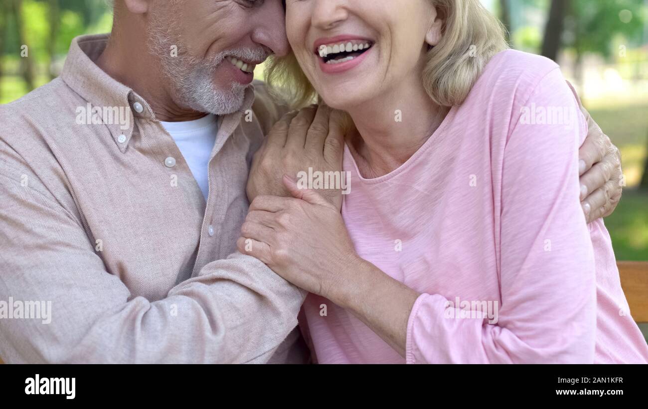 Amorevole coppia senior ridere insieme, di vecchiaia la felicità, romantico vicinanza Foto Stock