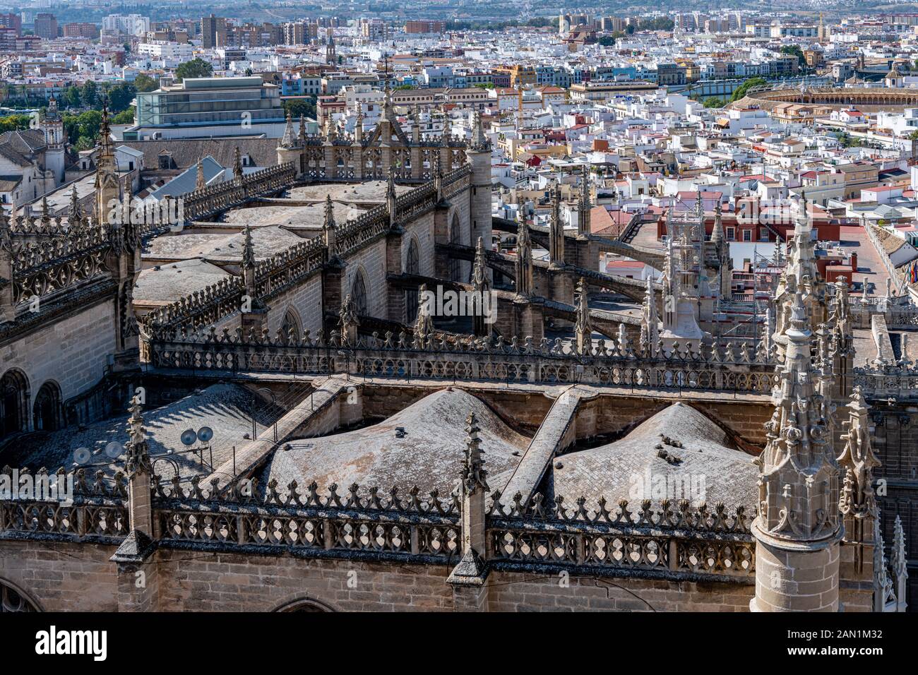 Una vista parziale del tetto della Cattedrale di Siviglia, con edifici imbiancati e Plaza de Toros de la Maestranza, Bullring, nella distanza Foto Stock