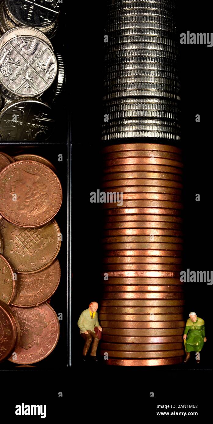 Figurine in miniatura, coppia pensionato seduto accanto a soldi, contanti, monete, concetto Foto Stock