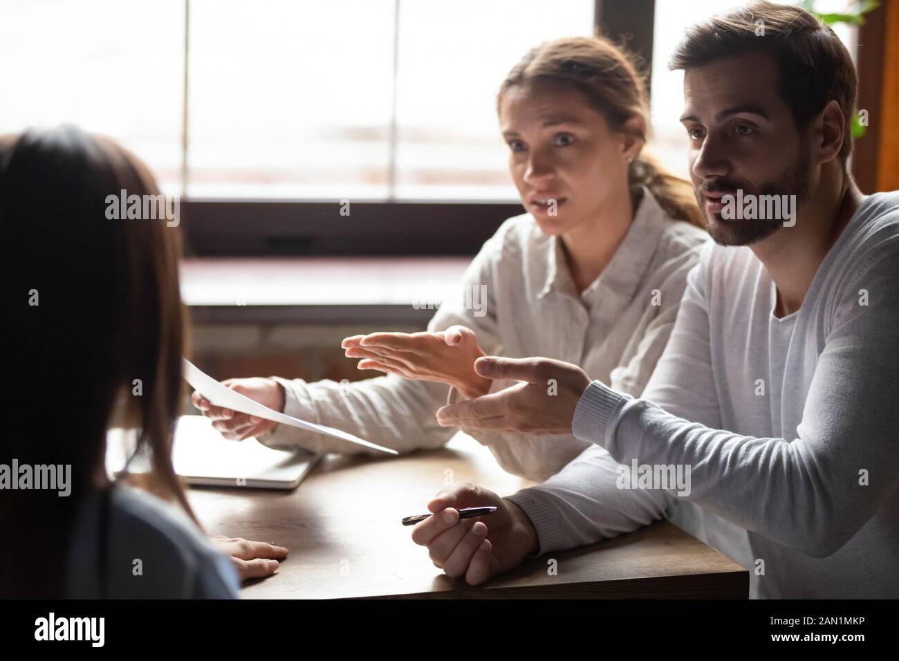 I clienti insoddisfatti che si contesta di coppia con banchiere si lamentano del contratto Foto Stock