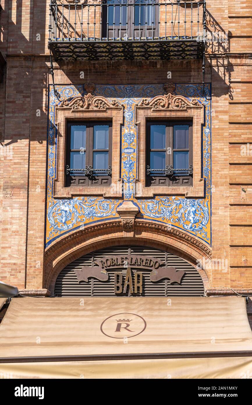 Colorato Mensaque Rodriguez azulejos decorazione attorno alle finestre del Robles Laredo Bar in Calle Sierpes Foto Stock