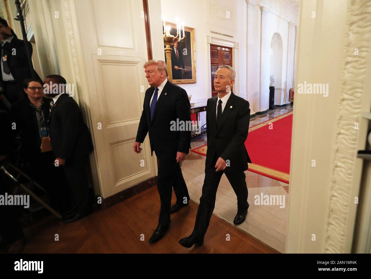 Washington, DC, USA. 15th Gen 2020. Il presidente degli Stati Uniti Donald Trump e il vice Premier cinese Liu He, che è anche membro dell'Ufficio Politico del Comitato Centrale del Partito Comunista della Cina e capo della parte cinese del dialogo economico globale Cina-Stati Uniti, Arrivo alla Sala Est della Casa Bianca per il patto di fase uno Cina-Stati Uniti che firma a Washington, DC, Stati Uniti, 15 gennaio 2020. Credito: Wang Ying/Xinhua/Alamy Live News Foto Stock