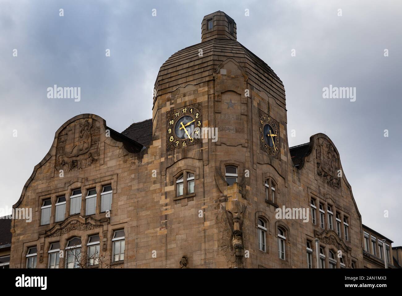 Friedrich-List-scuola sta lavorando in un vecchio jugend - Edificio di stile nel centro di Mannheim. Il vecchio orologio è un dettaglio prominente nella facciata dell'edificio. Foto Stock
